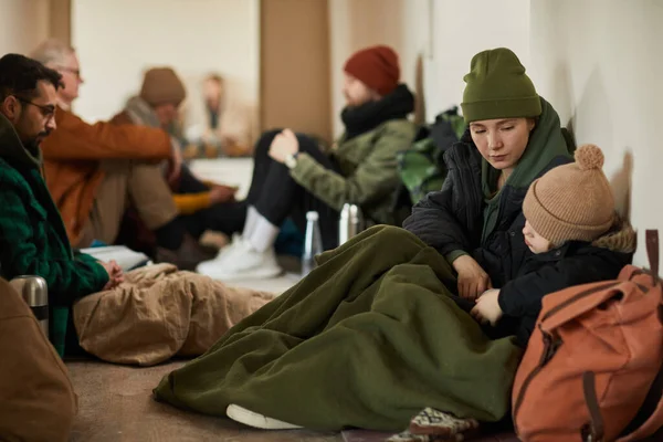 Kaukasiska Unga Mor Med Barn Flyktinghärbärge Sittande Golvet Och Täckt — Stockfoto