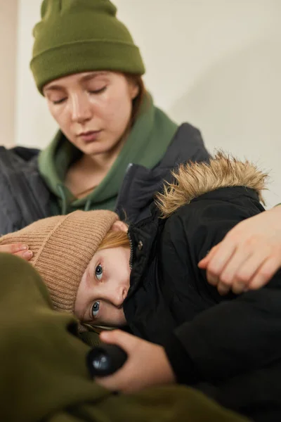 Vertikalt Porträtt Blont Kaukasiskt Barn Som Ligger Mödrars Knä Flyktinghärbärget — Stockfoto