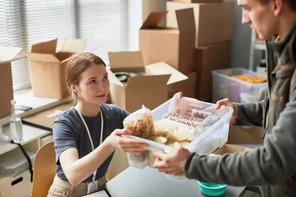 Portrait Young Female Volunteer Giving Food Donations Refugees People Need — Stock Photo, Image