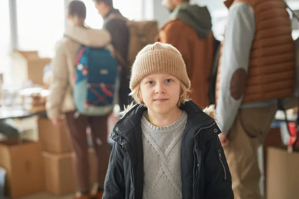 Midjan Upp Porträtt Kaukasisk Ung Pojke Tittar Kameran Hjälpcenter För — Stockfoto