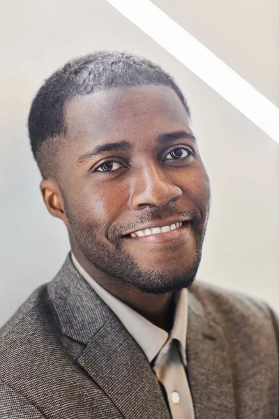 Κάθετη Φωτογραφία Του Νεαρού Μαύρου Επιχειρηματία Γνήσιο Χαμόγελο Γραφικό Φόντο — Φωτογραφία Αρχείου