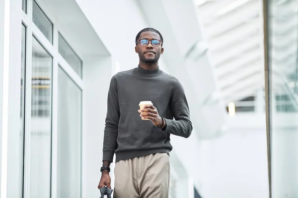 Minimal Πορτρέτο Του Νεαρού Μαύρου Επιχειρηματία Πόδια Προς Την Κάμερα — Φωτογραφία Αρχείου