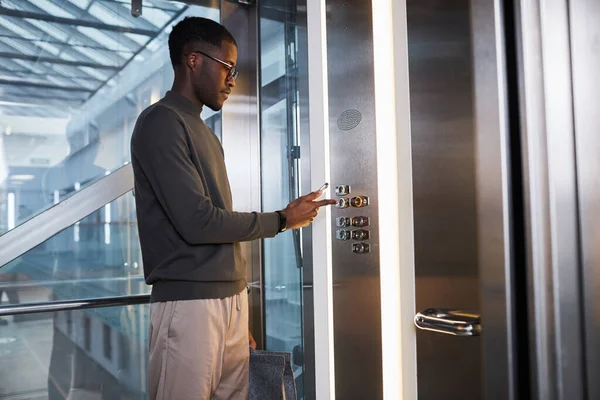Modern Ofis Binasındaki Cam Asansörde Düğmeye Basan Genç Siyahi Adama — Stok fotoğraf