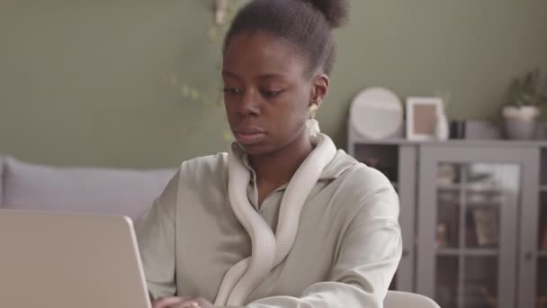 Cintura Hasta Lentitud Joven Mujer Negra Escribiendo Ordenador Portátil Sentado — Vídeos de Stock