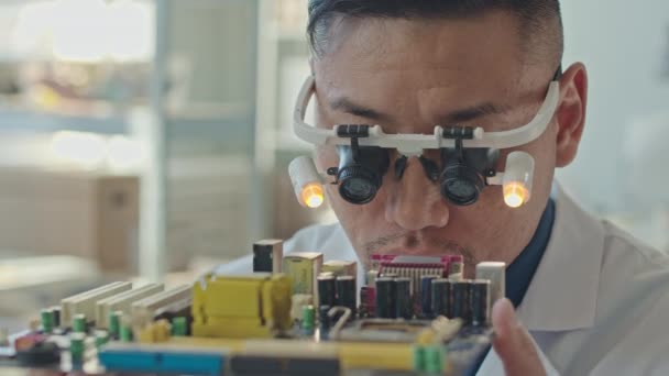 Slowmo Detailní Záběr Asijské Mužské Laboratoře Vědec Lupa Brýle Důkladně — Stock video