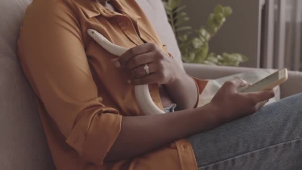 Inclinado Hasta Lentitud Joven Afroamericana Sentada Sofá Casa Con Serpiente — Vídeo de stock