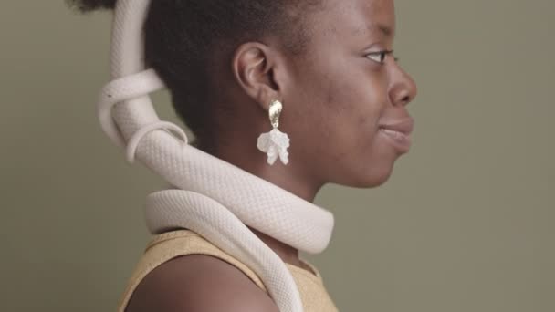 Kafasında Boynunda Beyaz Fare Yılanıyla Kameraya Poz Veren Güzel Afrikalı — Stok video