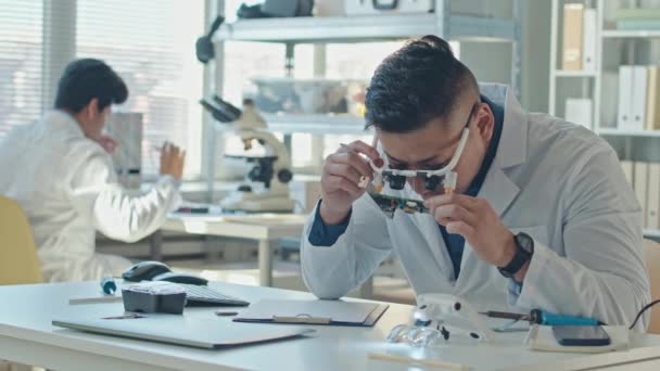 Cintura Até Lentidão Engenheiro Masculino Asiático Jaleco Branco Óculos Especiais — Vídeo de Stock