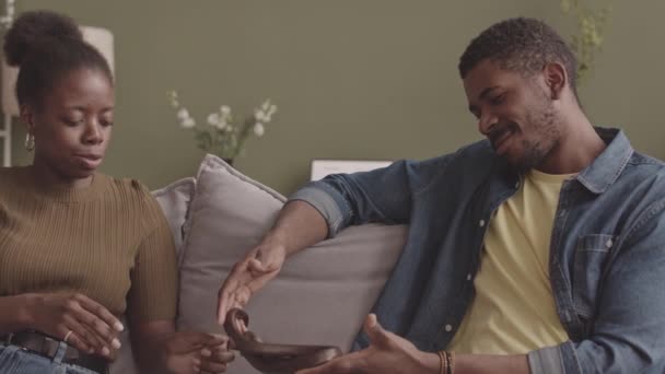 Siyahi Bir Çiftin Minimalist Eko Tarzı Oturma Odasında Oturmuş Kahverengi — Stok video