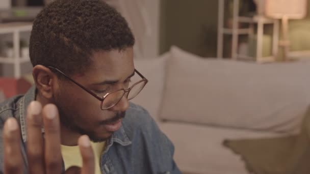 Μέση Closeup Αργό Ρυθμό Της Επικεντρώθηκε Νεαρός Μαύρος Άνδρας Γυαλιά — Αρχείο Βίντεο