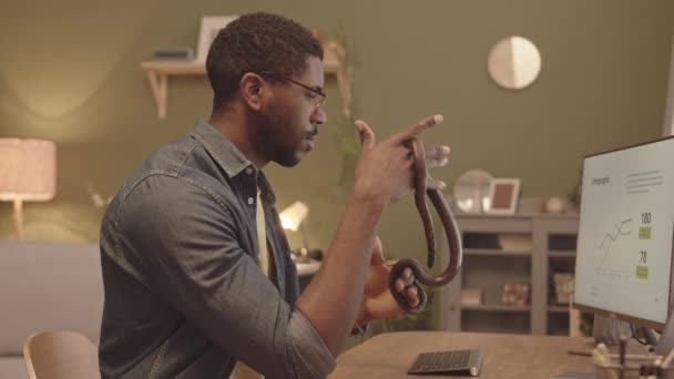 Mittlere Seitenansicht Des Jungen Schwarzen Hipsters Mit Brille Und Jeanshemd — Stockvideo
