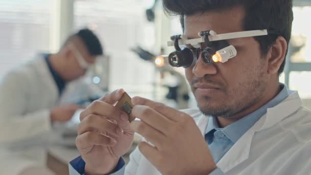 Střední Detailní Záběr Zpomalením Seriózního Biraciálního Mužského Inženýra Zvětšovacích Brýlích — Stock video