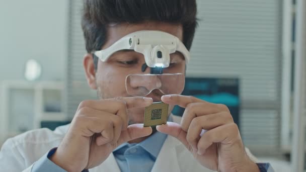 실험실 코트와 렌즈를 착용하고 비만증 과학자가 자신의 컴퓨터칩을 검사하고 — 비디오