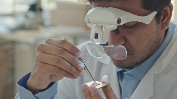 Slowmo Detailní Záběr Koncentrovaného Mužského Inženýra Speciálních Brýlích Lupou Pracující — Stock video