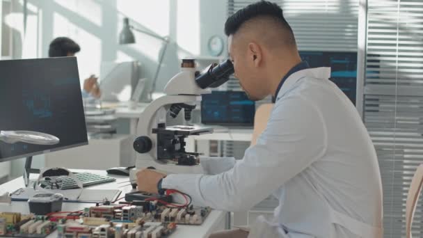Slowmo Ingénieur Masculin Blouse Blanche Regardant Puce Ordinateur Microscope Assis — Video