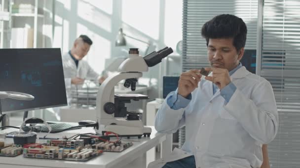 Ralentissement Moyen Homme Sérieux Ingénieur Biracial Blouse Blanche Utilisant Microscope — Video