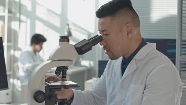 Chest Slowmo Ingénieur Électronique Asiatique Inspectant Puce Ordinateur Microscope Tout — Video