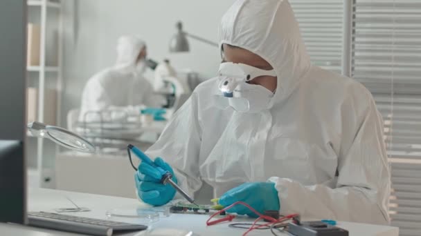 实验室工作台用防护罩焊接主板中慢速电子工程师 — 图库视频影像