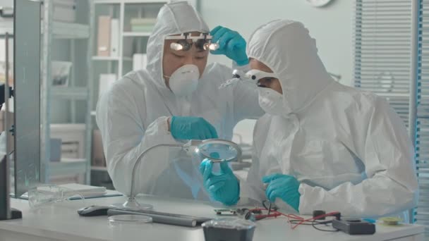 Dois Engenheiros Eletrônicos Masculinos Macacões Proteção Brancos Máscaras Respiratórias Olhando — Vídeo de Stock