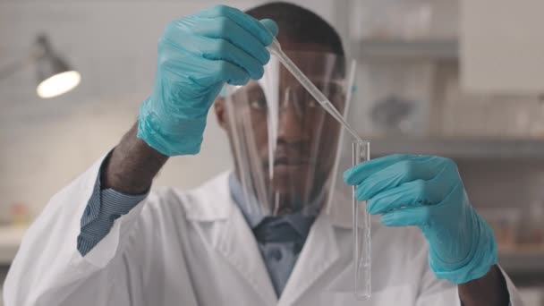 Klatka Piersiowa Zwolnionym Tempie Młodego Afroamerykańskiego Chemika Osłonie Twarzy Powłoce — Wideo stockowe