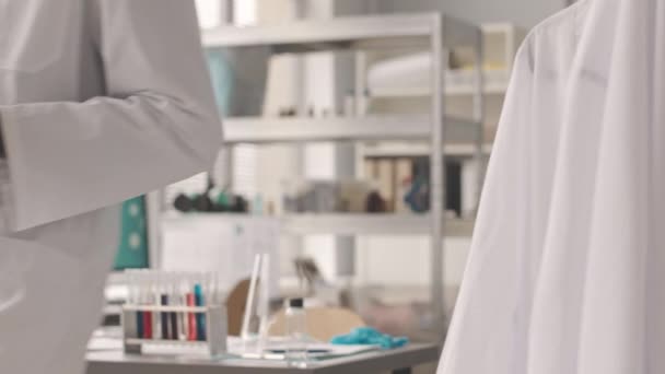 Profesyonel Ekipman Beyaz Laboratuvar Önlükleri Masa Üzerinde Farklı Sıvı Maddeler — Stok video