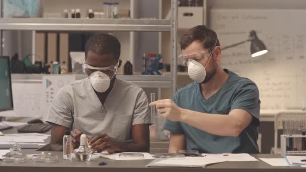 Lentidão Média Dois Biotecnólogos Masculinos Diversos Que Usam Esfregaços Máscaras — Vídeo de Stock