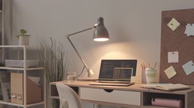 Ofiste minimalist programcı işyerinde yavaşlayan kimse yok. Yeni yazılım geliştirilirken dizüstü bilgisayarda çalışan program kodları