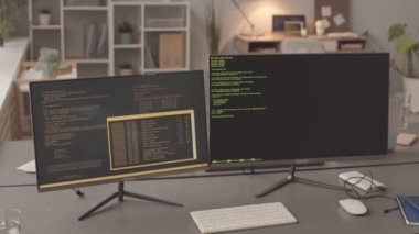 Modern ofisteki programcının iş yerindeki ekranında program kodları olan iki bilgisayar monitörünü yavaşlatan kimse yok.