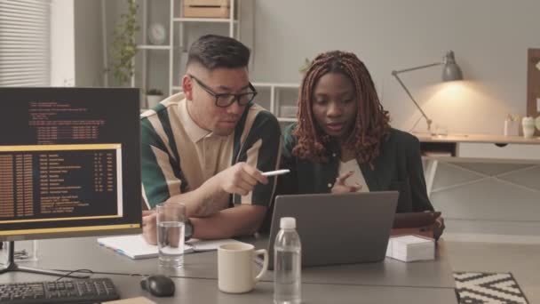 Medium Slowmo Multietniske Unge Par Programmører Sidder Ved Laptop Kontoret – Stock-video
