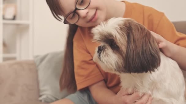 Långsam Söt Liten Vit Flicka Med Ner Syndrom Petting Och — Stockvideo