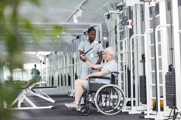 Widok Boku Portret Starszego Mężczyzny Wózku Inwalidzkim Wykonującego Ćwiczenia Siłowni — Zdjęcie stockowe