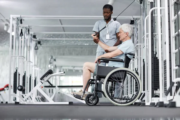 Портрет Пожилого Человека Инвалидной Коляске Выполняющего Упражнения Спортзале Поликлинике Копировальное — стоковое фото