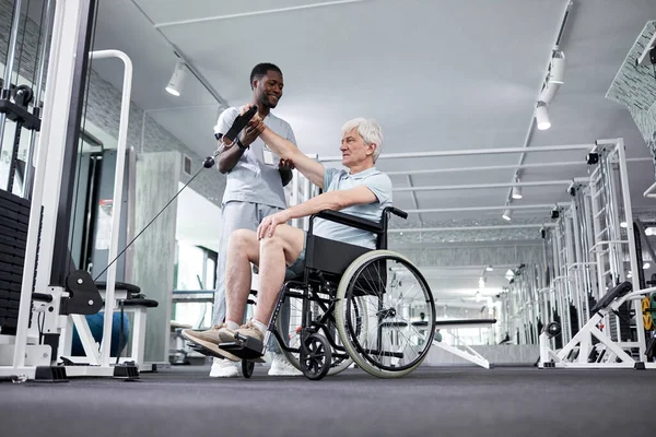Low Angle Portrait Senior Man Using Wheelchair Gym Rehabilitation Therapist — Stock Photo, Image
