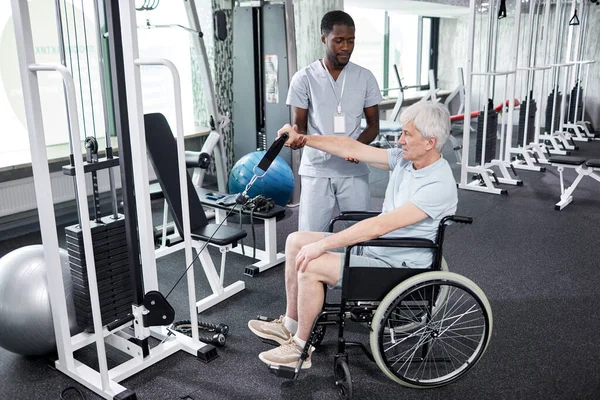 Full Length Portrait Senior Man Using Wheelchair Gym Rehabilitation Therapist — Stock Photo, Image