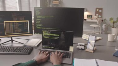 Ofisteki dizüstü bilgisayarında program kodları yazan tanınamayan Afro-Amerikalı kadın programcının elleri