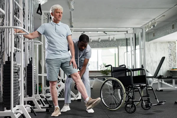Портрет Пожилого Человека Выполняющего Реабилитационные Упражнения Тренажерном Зале Ассистентом Пространство — стоковое фото