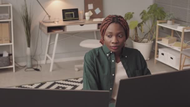Talje Slowmo Ung Afrikansk Amerikansk Kvinde Sidder Foran Computerskærme Der – Stock-video