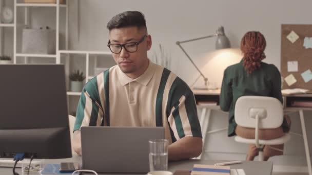 Gözlüklü Genç Asyalı Erkek Programcının Ofiste Çalışırken Bilgisayarında Bilgisayarında Daktilo — Stok video