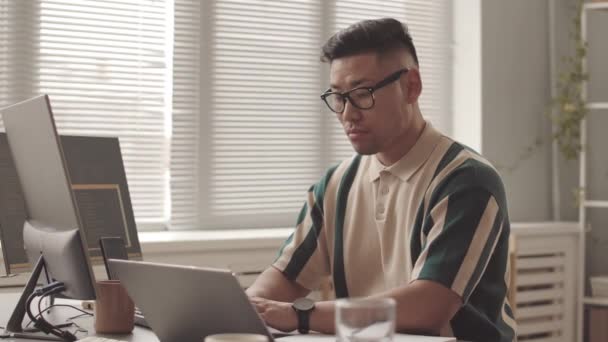 Medium Slowmo Porträtt Manliga Asiatiska Specialist Skriva Programkod Datorn Och — Stockvideo