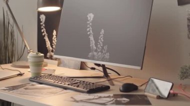 Hiçbir insan bilgisayar monitörlü fotoğraf rötuşlayıcısı ve masa ve duvarlarda basılmış siyah beyaz fotoğraf gibi yaratıcı çalışma alanlarını yavaşlatamaz.