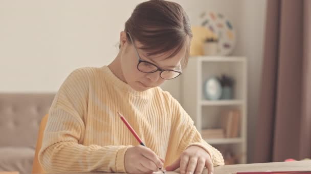 안경을 그림을 그리며 책상에 귀여운 스웨터를 소녀의 느림을 — 비디오