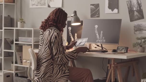 Ofis Masasında Bilgisayar Başında Oturan Basılı Siyah Beyaz Fotoğraflara Bakan — Stok video