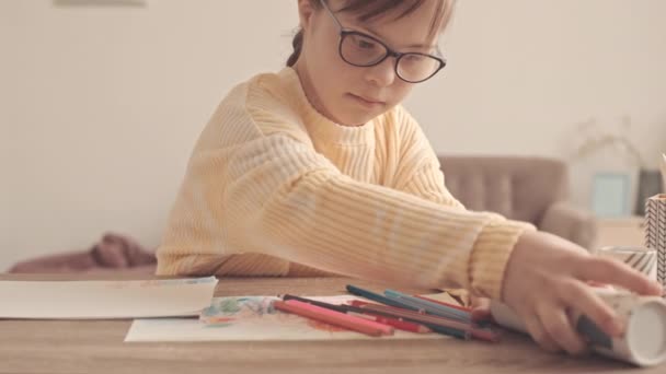 Fetiță Caucaziană Sindrom Jos Desen Creioane Colorate Așezat Birou Camera — Videoclip de stoc