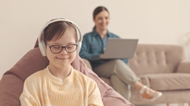 Lachend Klein Meisje Met Syndroom Luisteren Naar Muziek Hoofdtelefoon Thuis — Stockvideo