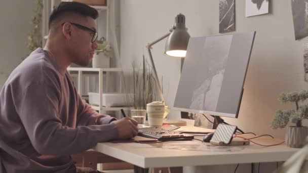 Genç Asyalı Erkek Fotoğraf Rötuşcusunun Bilgisayarda Fotoğraf Düzenlemesi Modern Ofiste — Stok video