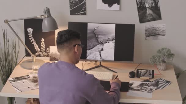 Dijital Ped Stil Kullanarak Bilgisayardaki Siyah Beyaz Fotoğrafları Düzenleyen Adamın — Stok video