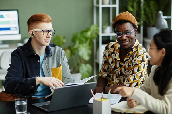 Portrait Young Creative Team Collaborating Business Meeting While Enjoying Work — Stock Photo, Image