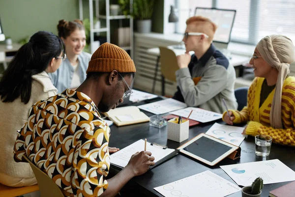 Visão Traseira Jovem Negro Tomando Notas Reunião Com Equipe Negócios — Fotografia de Stock