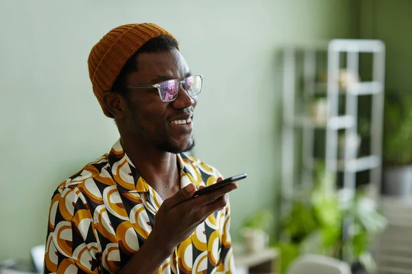 Vue Latérale Vibrante Portrait Jeune Homme Noir Utilisant Smartphone Portant — Photo