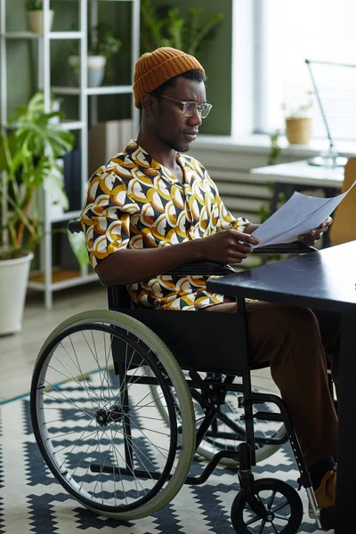Portret Czarnego Młodzieńca Wózku Inwalidzkim Kreatywnym Stylu Podczas Pracy Biurze — Zdjęcie stockowe